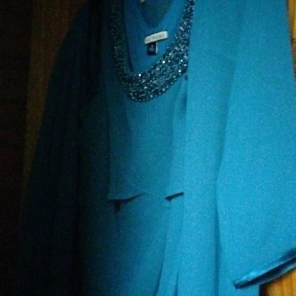 Iam selling a evening gown - Picture 2 of 7